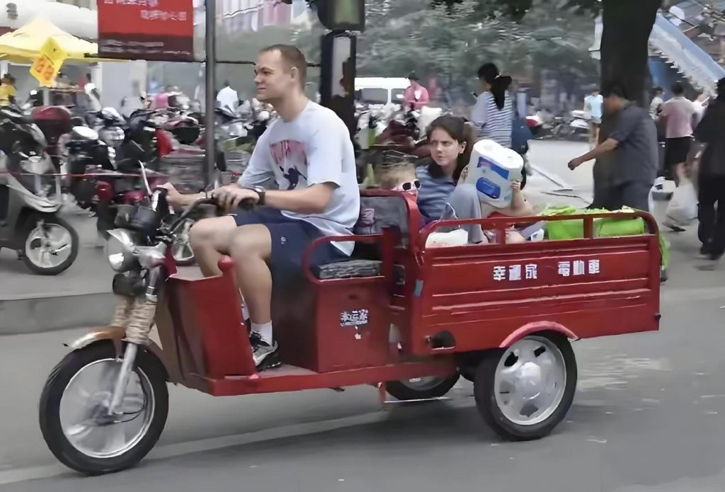 “三蹦子出海”现象级走红背后，藏着什么生意逻辑？